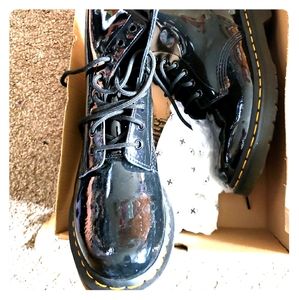 Size 8US /6UK 1460 DR. MARTEN BLACK PATENT LAMPER